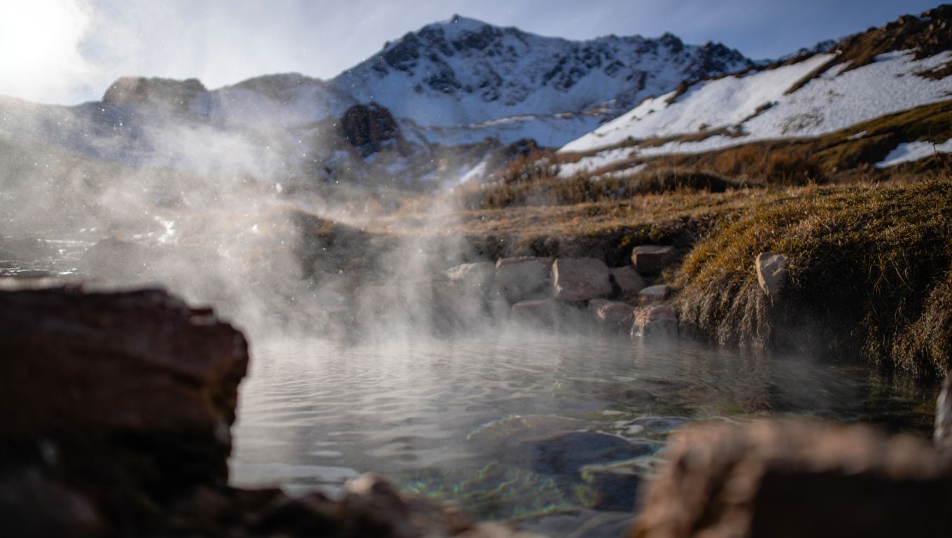 EN IMÁGENES. Estas termas de la cordillera entre nieve y vapor son el refugio perfecto del invierno argentino