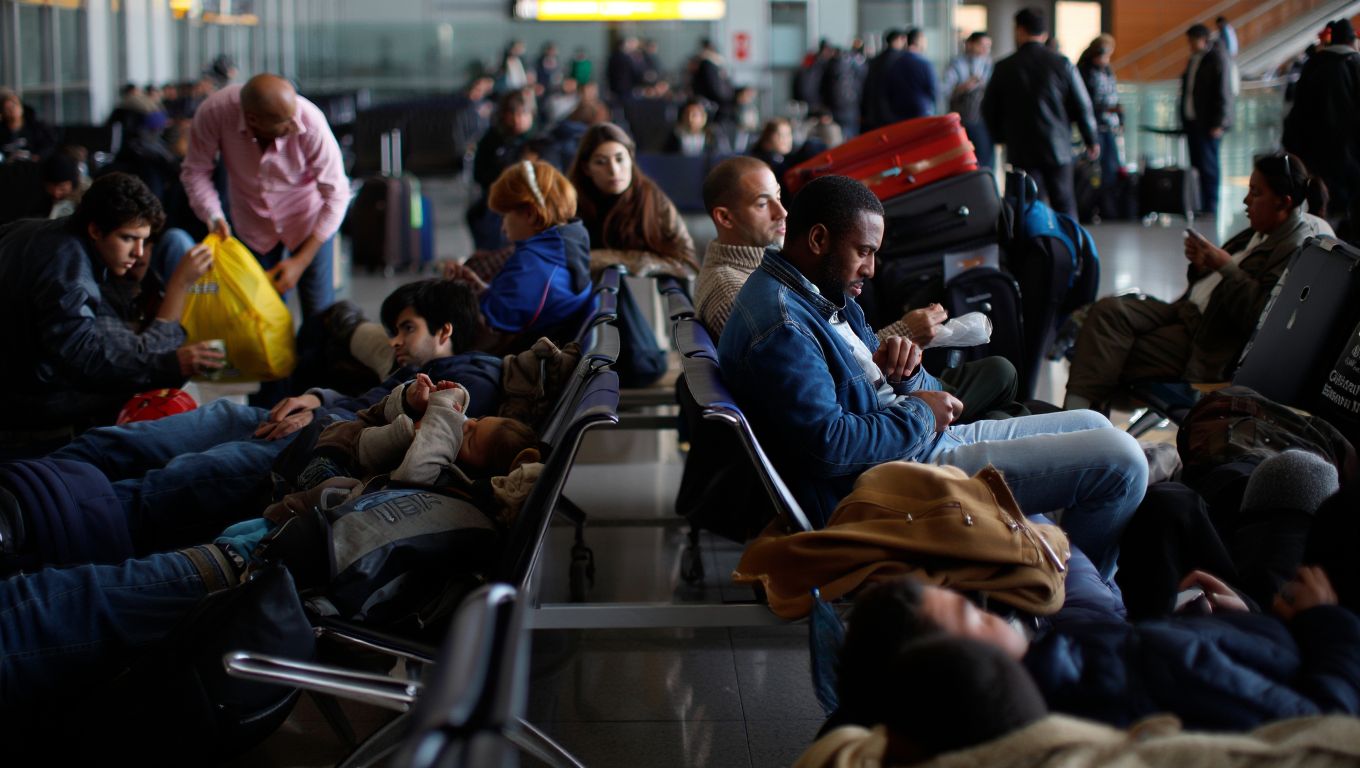Un vuelo Buenos Aires–Madrid tuvo que regresar de madrugada y 170 pasajeros pasaron la noche en Córdoba