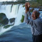 A los 88 años vio las Cataratas por primera vez y aplaudió como un nene: «No paraba de reírme»