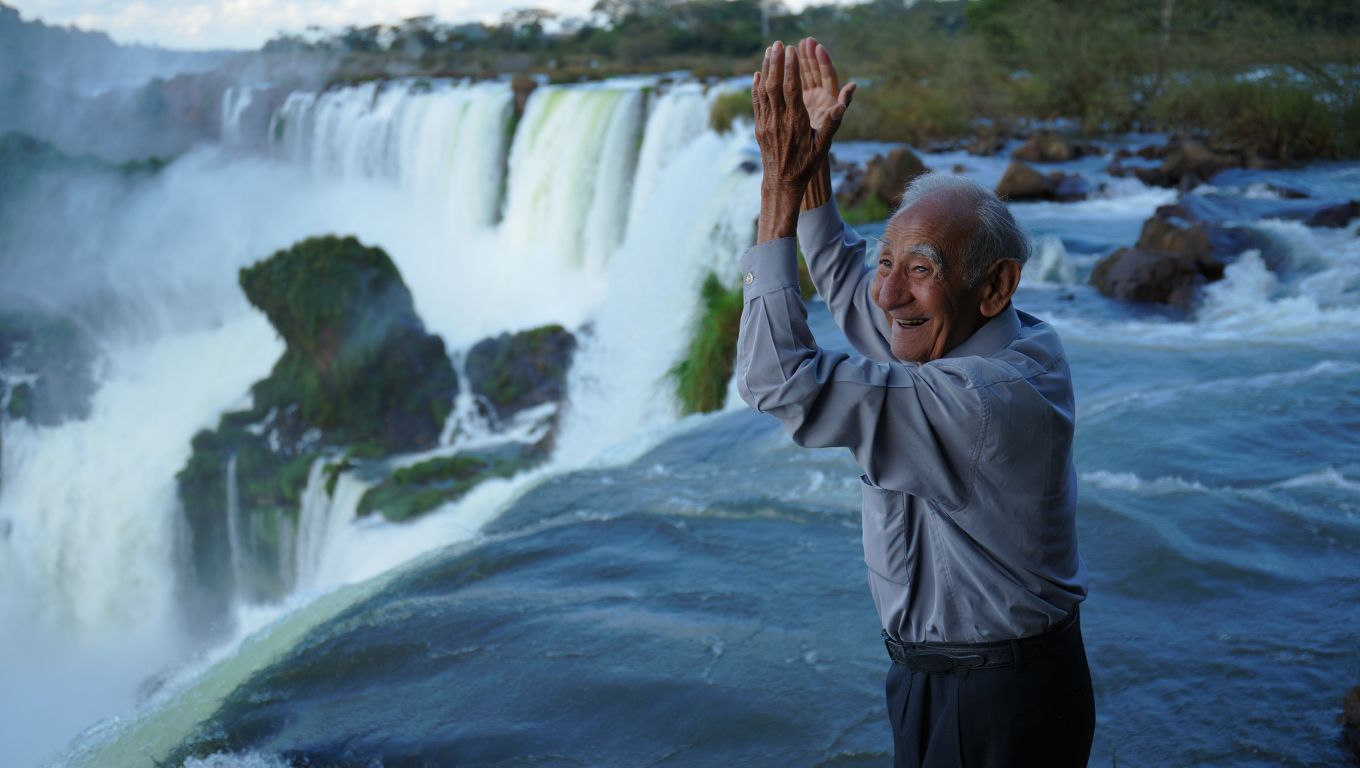 A los 88 años vio las Cataratas por primera vez y aplaudió como un nene: «No paraba de reírme»