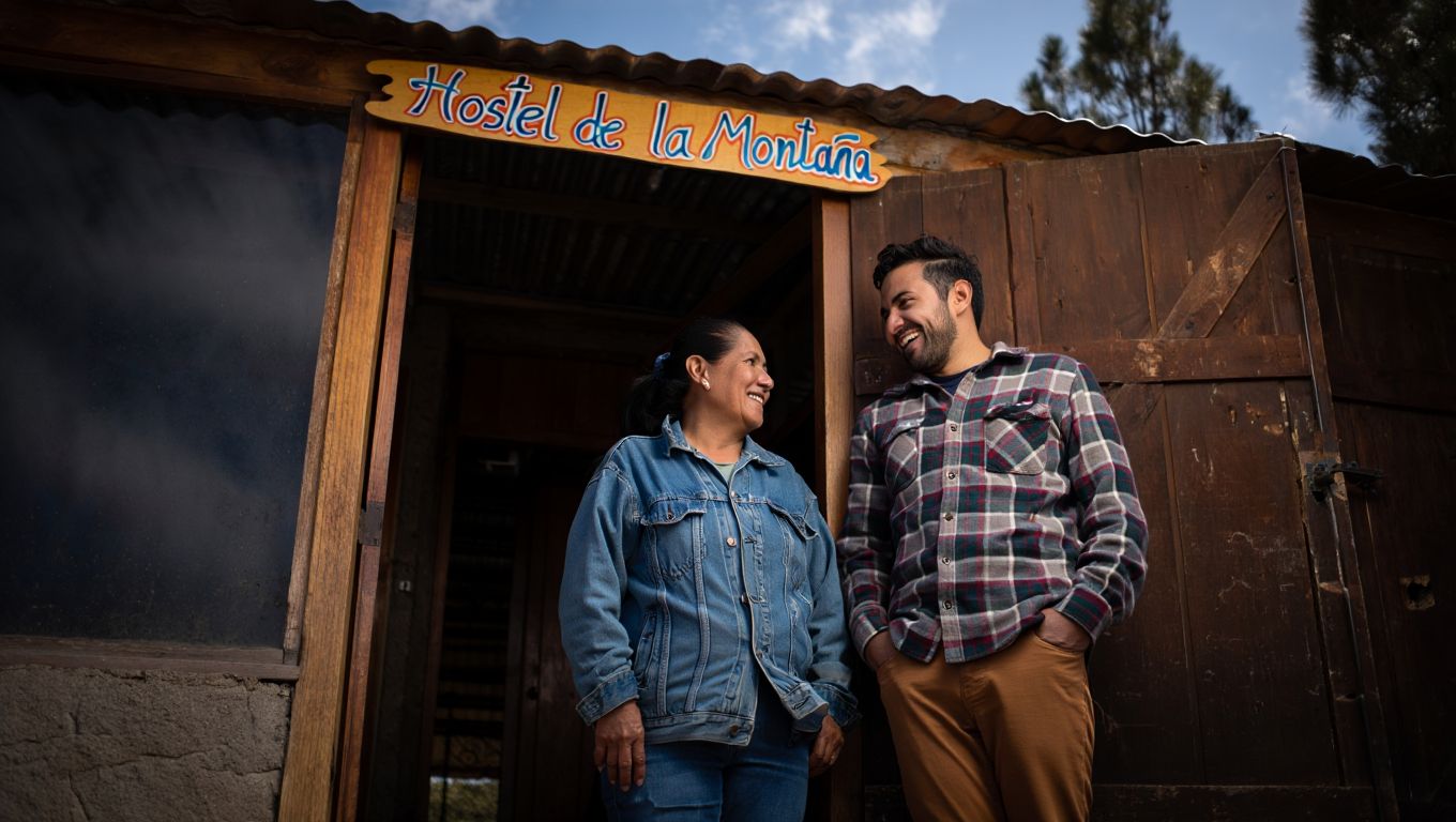 Dejaron la oficina para abrir un hostel en El Bolsón y hoy viven de la montaña