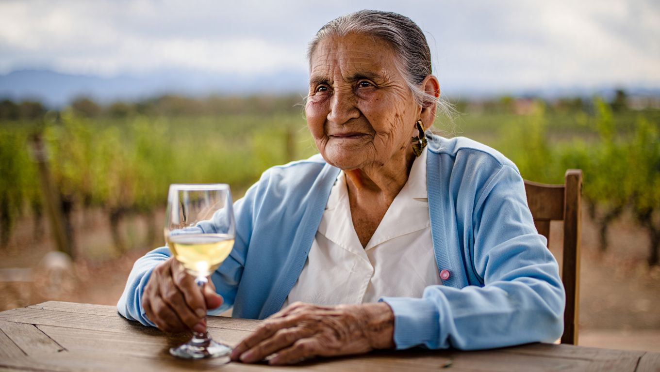 Visitó Cafayate a los 89 años para probar el vino de altura: «Guardé este viaje para el final»