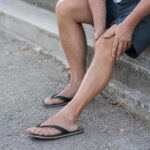 Los traumatólogos son categóricos con las ojotas: lo que les hace a las rodillas usarlas todos los días del verano