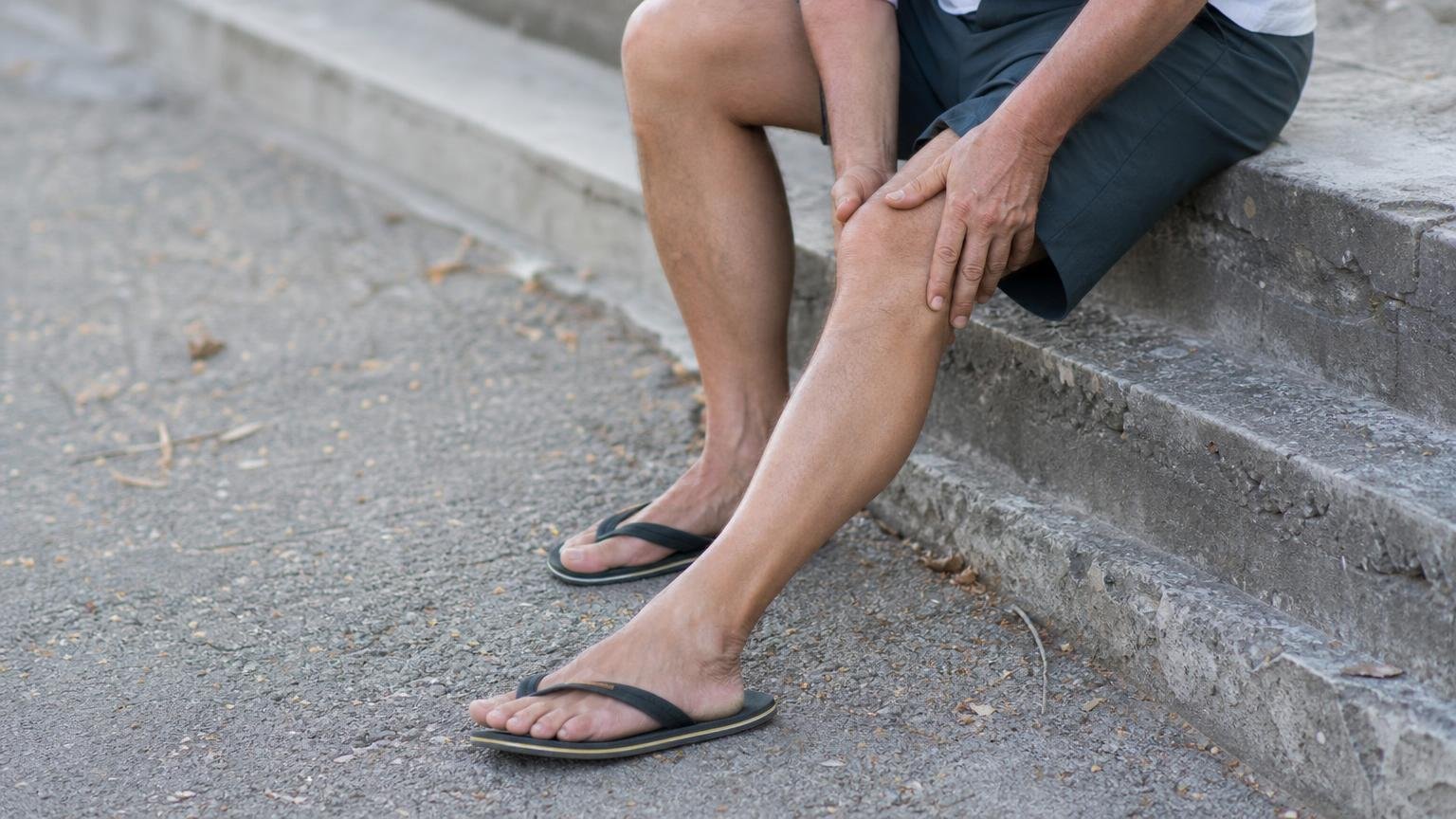 Los traumatólogos son categóricos con las ojotas: lo que les hace a las rodillas usarlas todos los días del verano