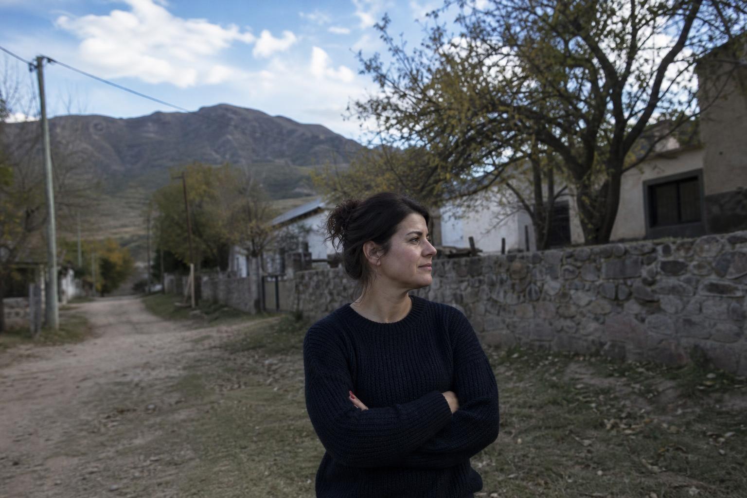 A los 41 años Laura dejó Buenos Aires por un pueblo serrano de Córdoba de 400 habitantes: cuánto gasta hoy por mes y lo que nadie le había contado