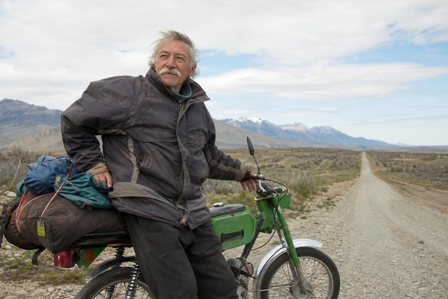 A los 76 años Alberto cruzó la Patagonia en una Zanella del 82 y lo contó en un cuaderno: «Mis nietos no me creían»