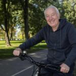 A los 79 años Roberto volvió a andar en bici después de una caída y su médico lo recomienda: «Pensé que no me subía nunca más»