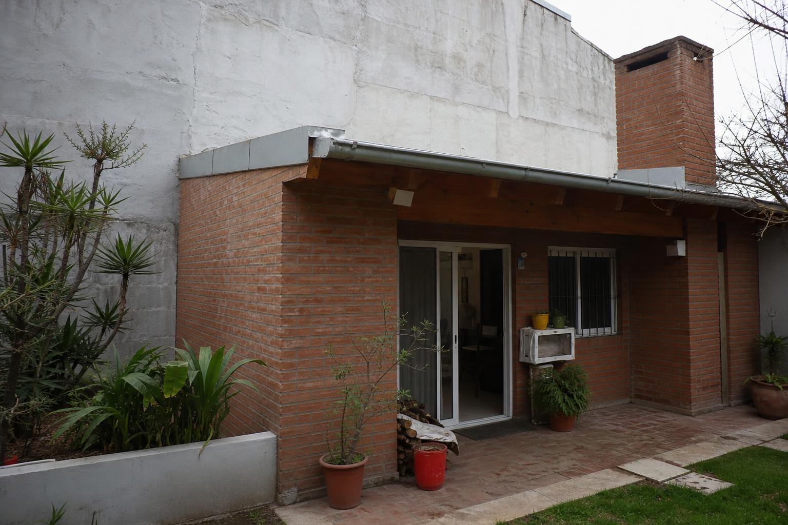 Armó un quincho de material pegado a la medianera hace diez años sin permiso y al querer vender la casa el escribano frenó todo