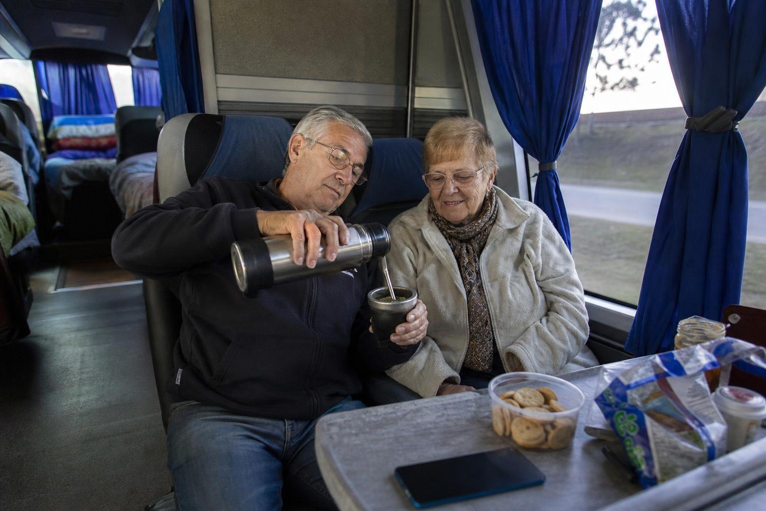 Con dos jubilaciones mínimas Jorge y Elsa recorren el país en micro desde hace tres años: su método para dormir casi gratis