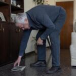 Después de los 60 un traumatólogo es tajante: cómo te agachás a levantar algo del piso dice más de tu columna que cuántas cuadras caminás