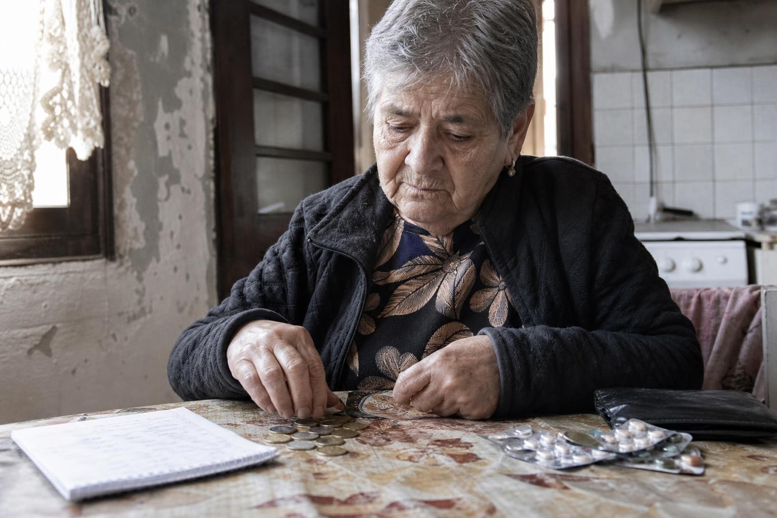 «Elijo entre la luz y los remedios»: a los 79 años Norma cobra la mínima en Lanús y cuenta cómo estira cada peso hasta fin de mes