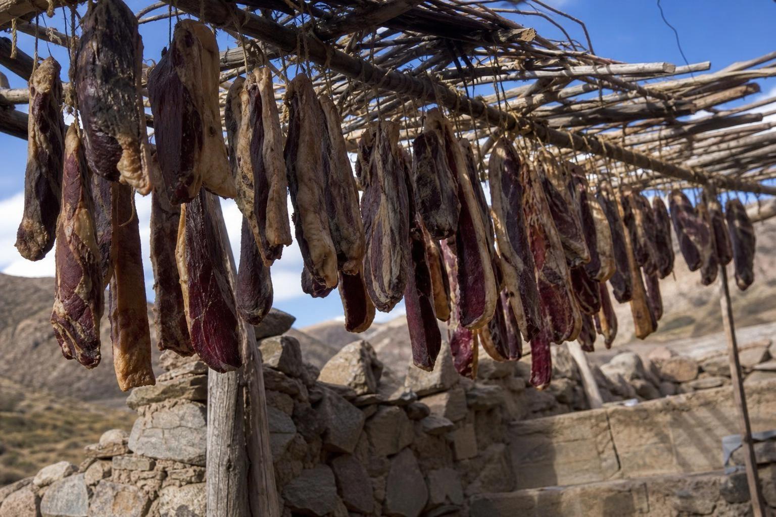 En la Puna todavía usan un método de hace siglos para conservar la carne sin heladera y la ciencia recién ahora lo entiende