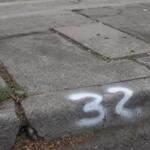 Ese número pintado con aerosol en el cordón de la vereda frente a tu casa no lo puso un vecino: para qué sirve en serio