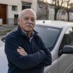 «La teníamos para los asados del domingo y nada más»: a los 72 años Jorge vendió la camioneta y se quedó con un auto chico en Luján