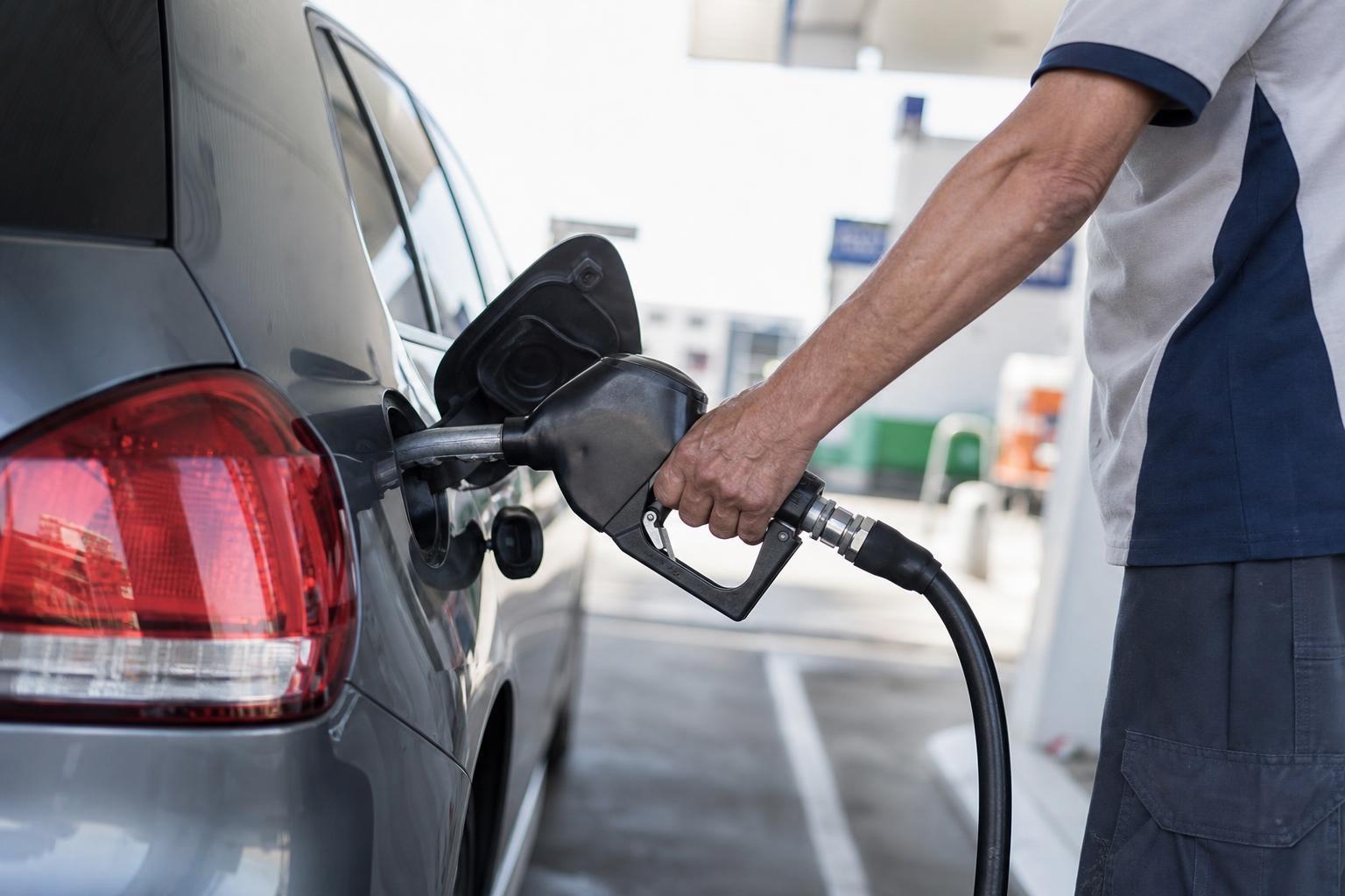 Los mecánicos son unánimes: dejar el tanque casi vacío para cargar solo lo justo le hace más daño al auto de lo que la gente cree