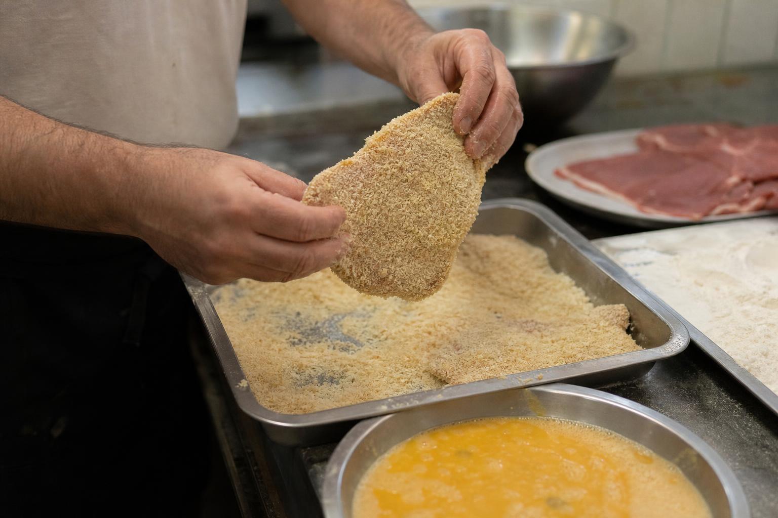 Milanesas: el truco de los cocineros para que el rebozado no se despegue nunca