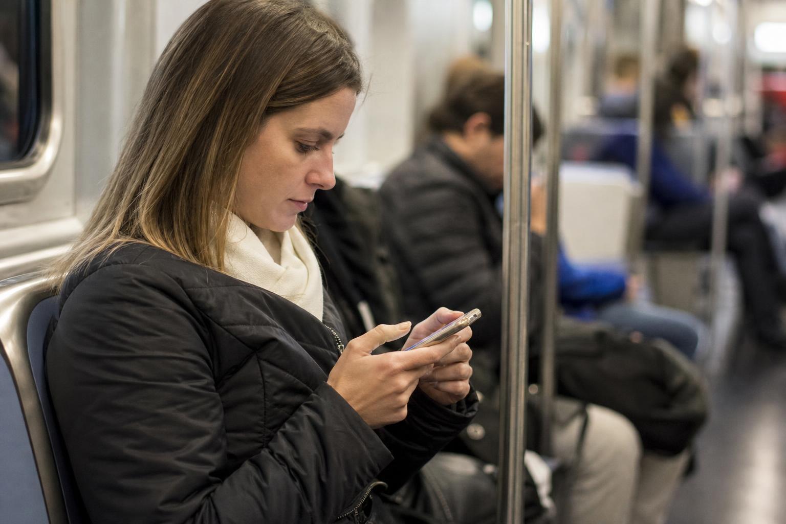Según la psicología las personas que contestan los audios con texto no son frías: lo que en realidad intentan evitar