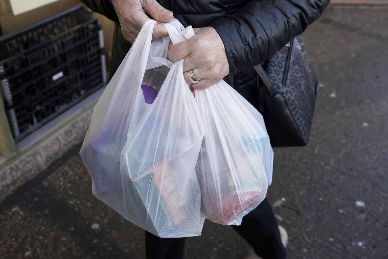 Según la psicología quienes guardan las bolsas del súper adentro de otra bolsa comparten un rasgo que casi nadie sospecha