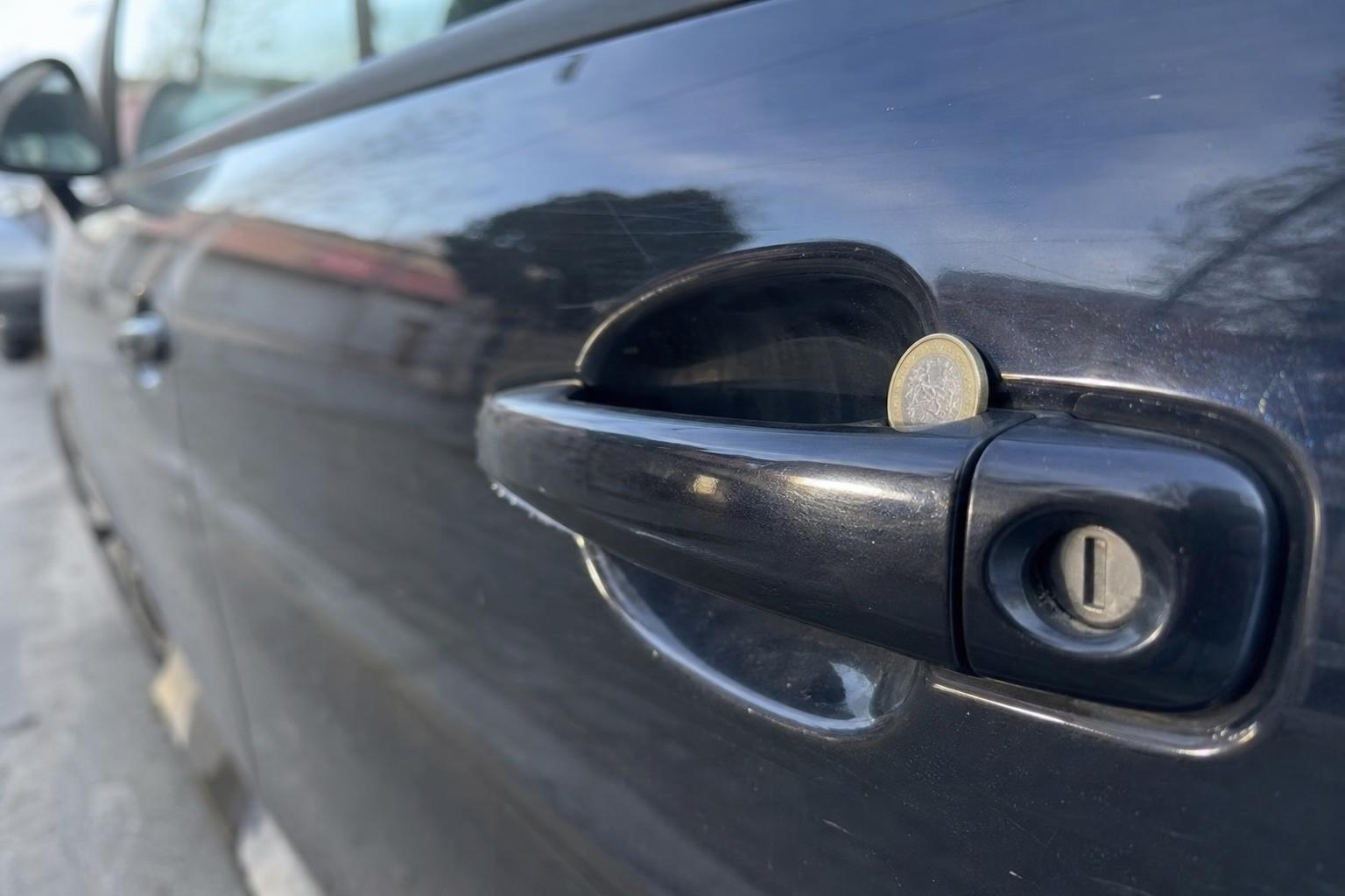 Si encontrás una moneda pegada en la manija de la puerta del auto no la toques